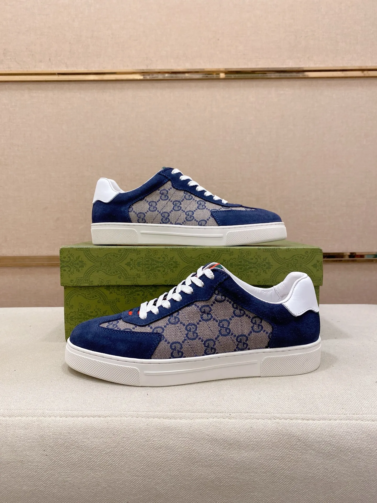 Factory price: 440💰 (GUCCI) The latest model from the official website 🎁🎁Casual and fashionable men's shoes👟, hot style 💥The version is simple and elegant, exclusive for trendy men. Unique official website latest brand elements 👑Gucci original decoration, fashionable and generous, the fabric is original cowhide ✅sheepskin lining, the official website specifies wear-resistant casual outsole, the classic model is taken in kind at the counter🎬38-44 (45 is not returned or exchanged)